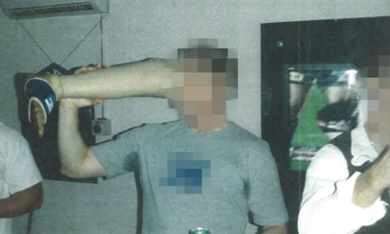Afbeelding van Australische militairen dronken bier uit kunstbeen gedode tegenstander