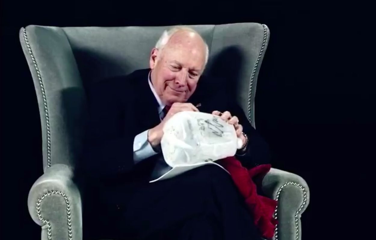Afbeelding van Sacha Baron Cohen laat Dick Cheney martelwerktuig signeren