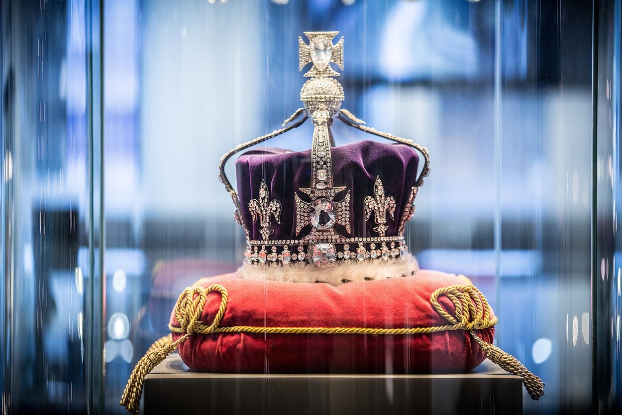 Crown_of_the_Queen_Mother_replica_at_Royal_Coster_Diamonds_exhibition