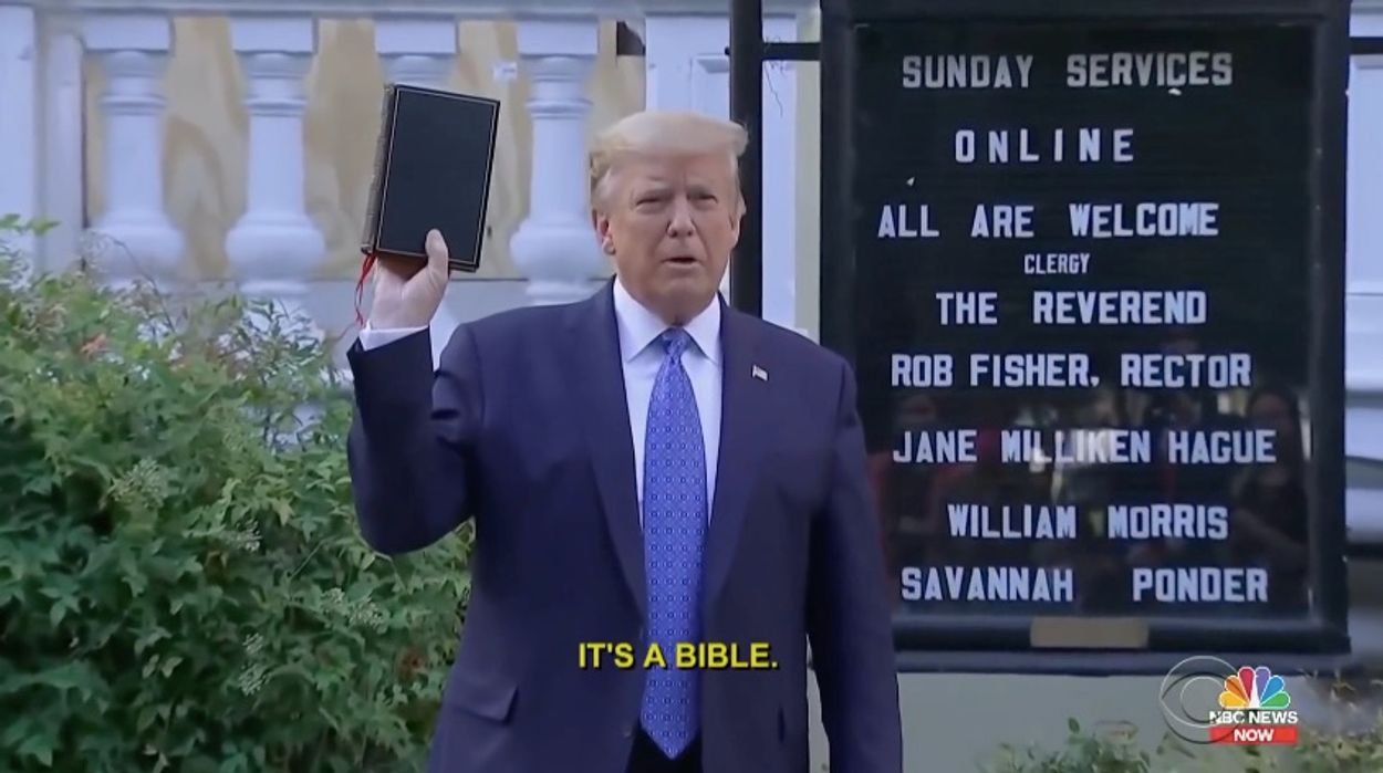 Afbeelding van Cursus 'Hoe houd je een Bijbel vast' voor Donald Trump