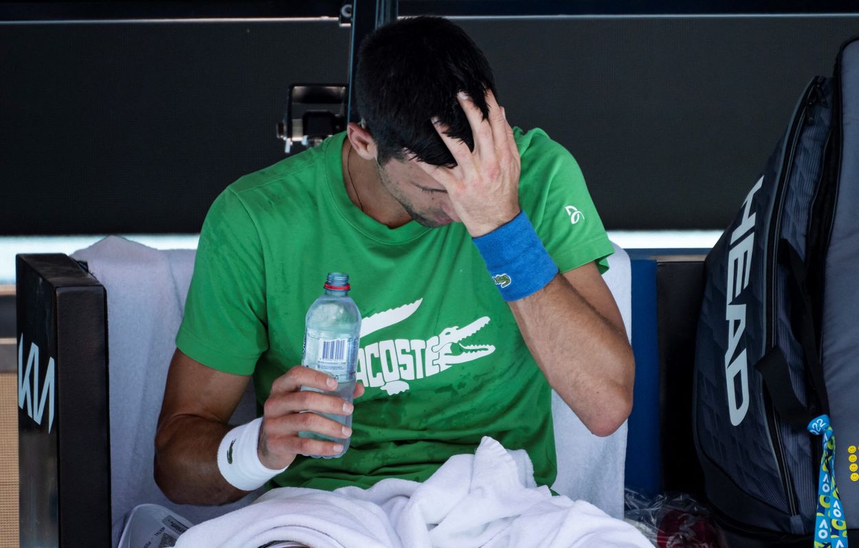 Afbeelding van 'Novax' Djokovic raakt visum kwijt en moet Australië direct verlaten