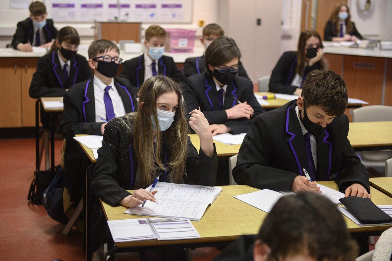Afbeelding van Britse scholen blijken coronahaarden, mondkapjesplicht weer ingevoerd