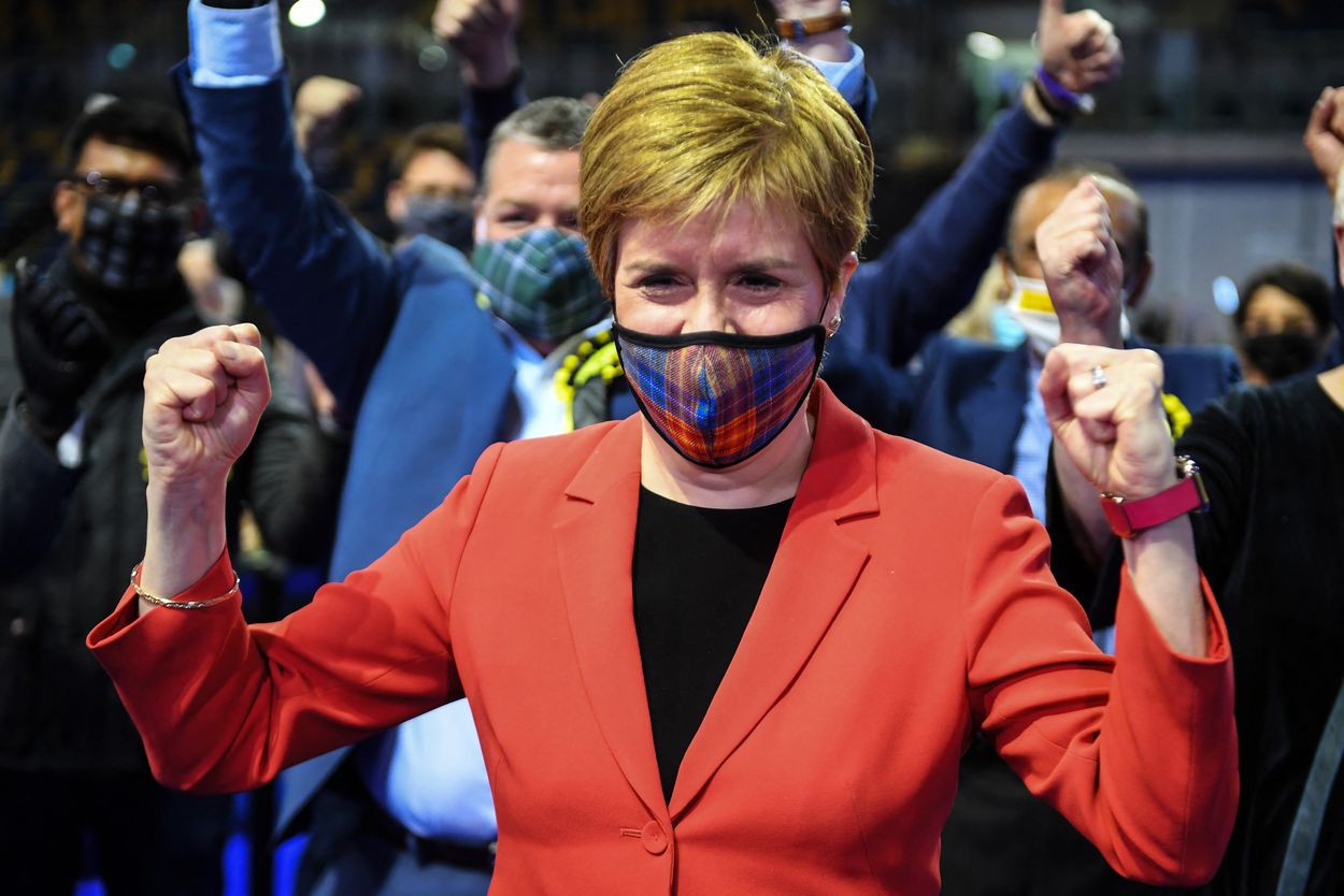 Afbeelding van Schotse premier Sturgeon hint op onafhankelijkheid na verkiezingswinst