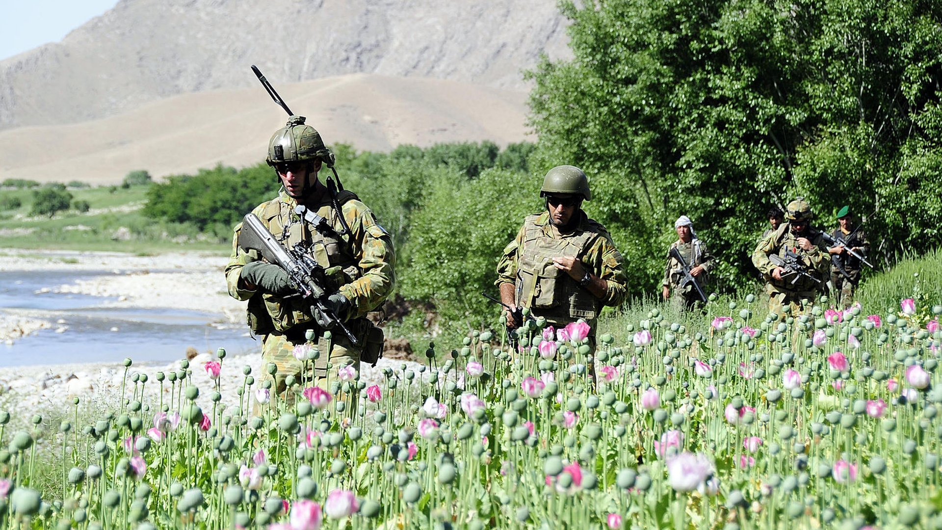Australian-Afgan_Army_patrol_April_2010
