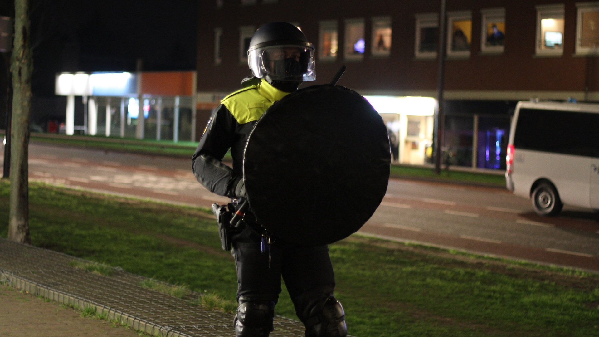 ME grijpt in bij protest tegen avondklok in centrum van Enschede
