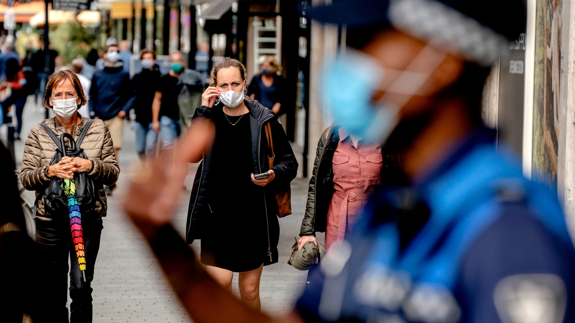 Rotterdam handhaaft dragen mondkapjes