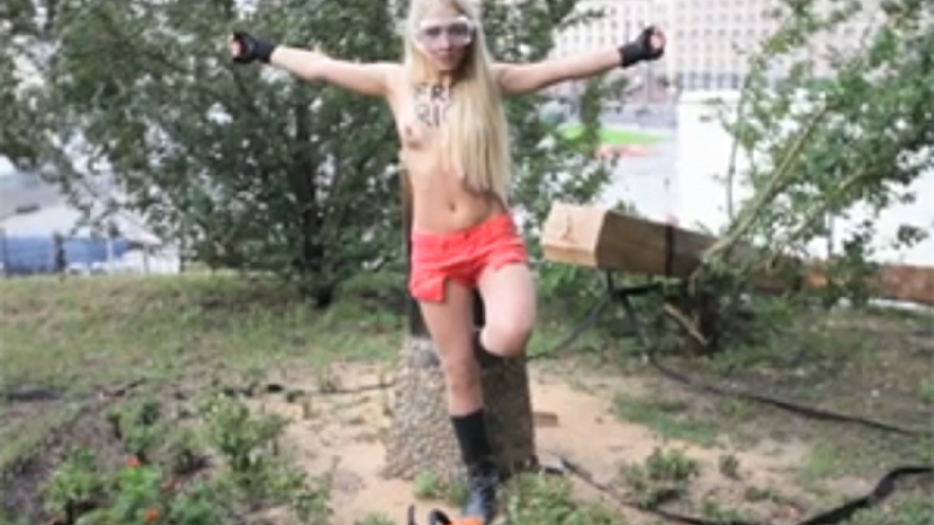 Femen_riot_300.jpg