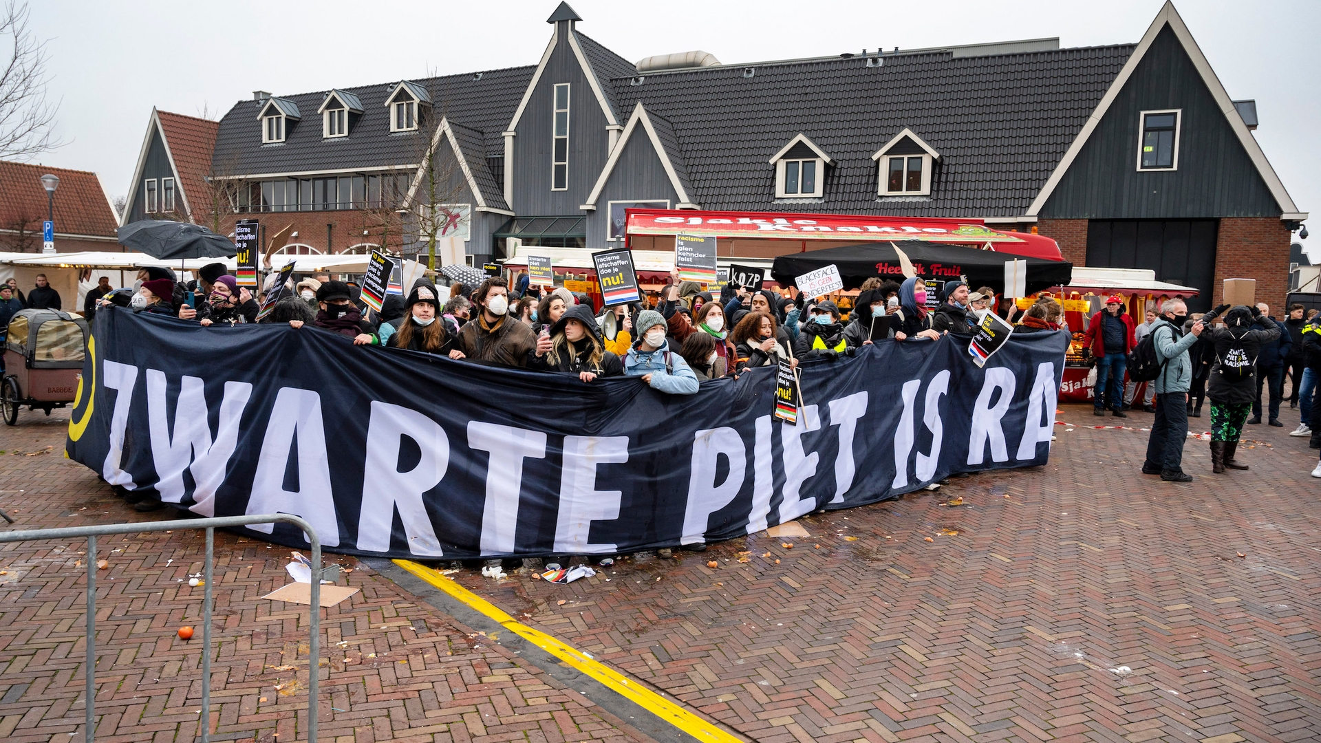 Kick Out Zwarte Piet demonstreert in Volendam