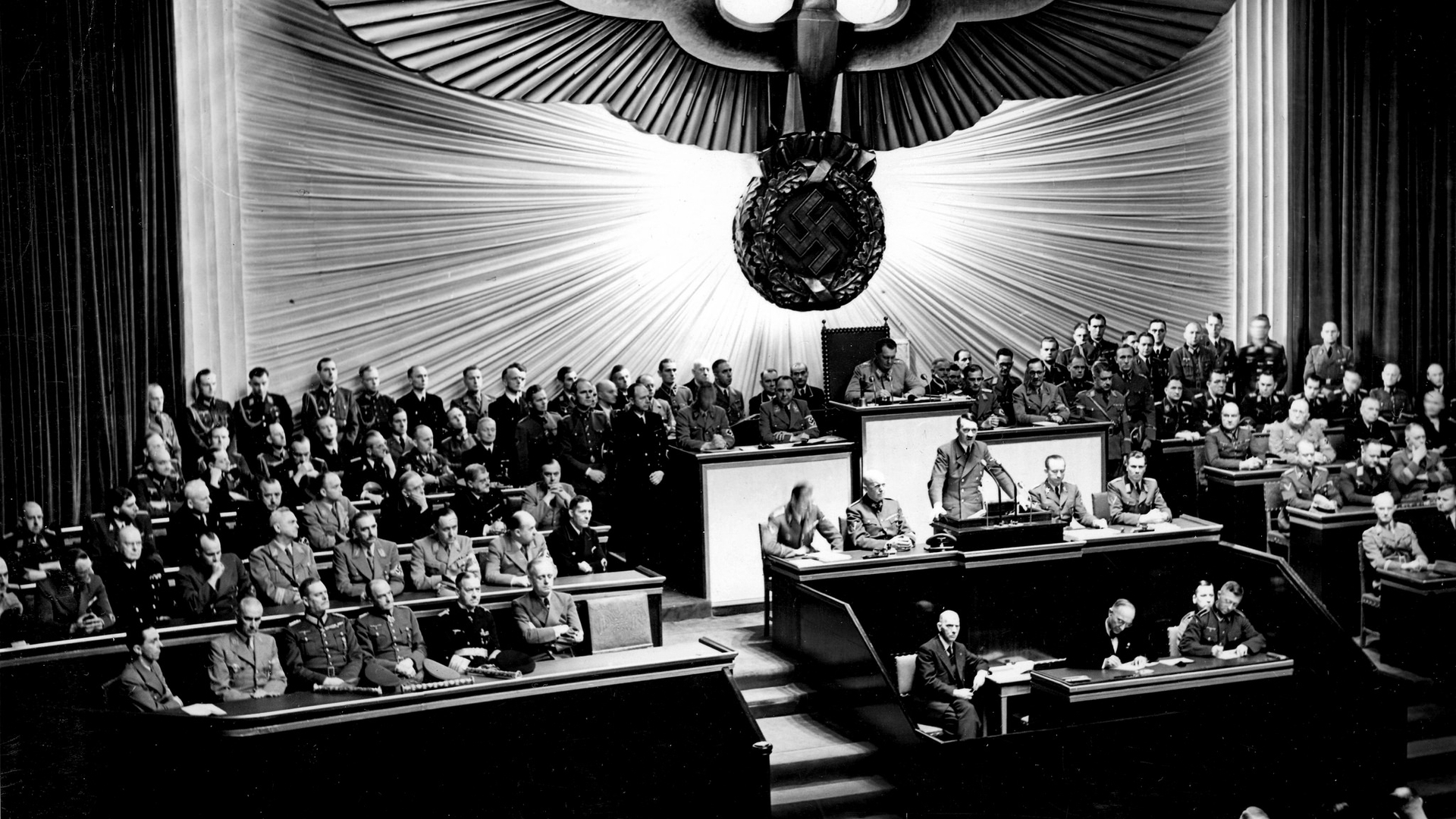 Bundesarchiv_Bild_183-1987-0703-507,_Berlin,_Reichstagssitzung,_Rede_Adolf_Hitler