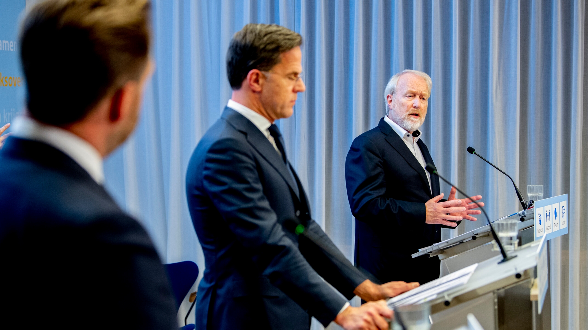 Rutte, De Jonge en Van Dissel geven persconferentie over omikron
