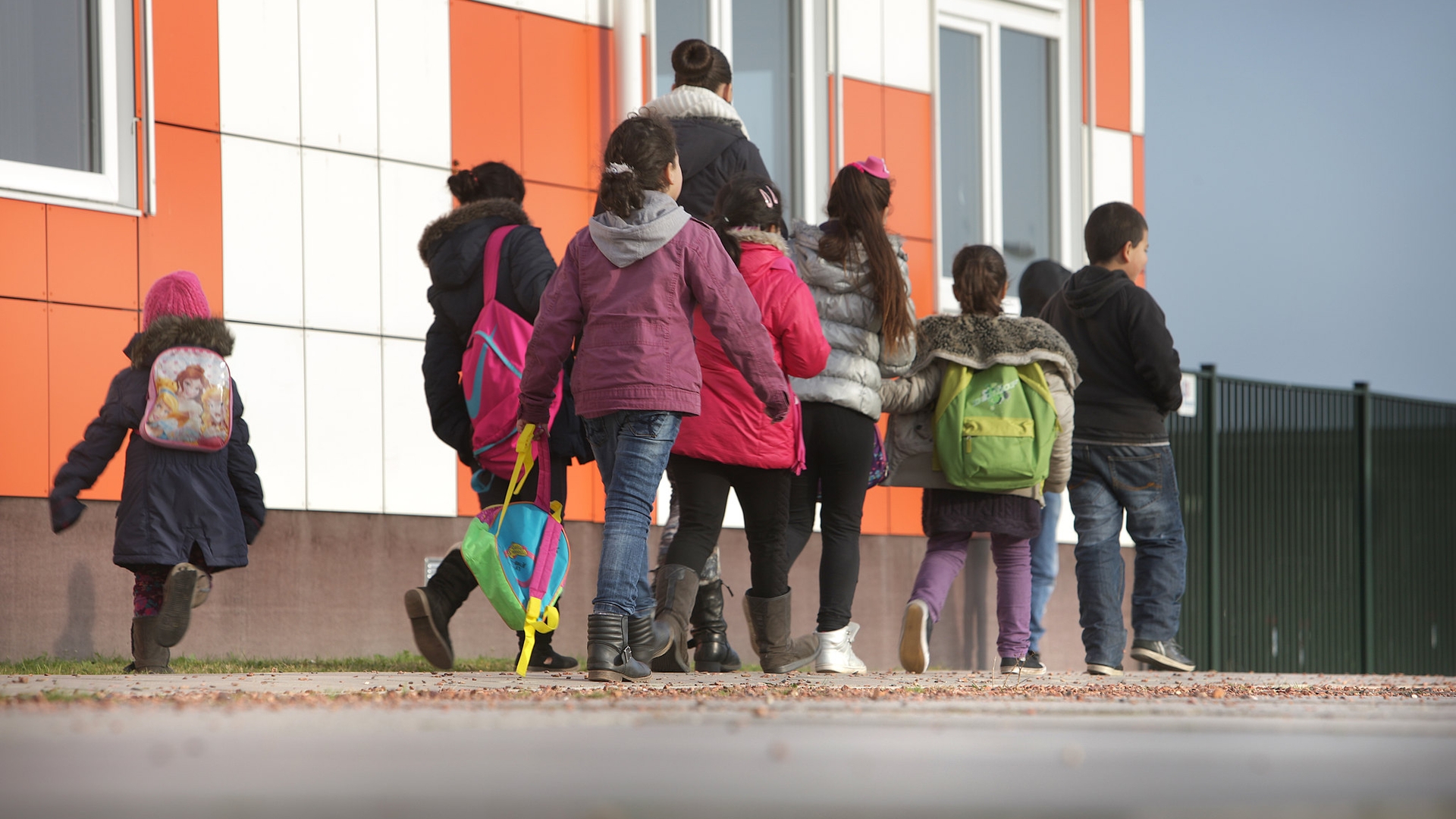Uitgaande basisschool kinderen binnen het asielcomplex Ter Apel