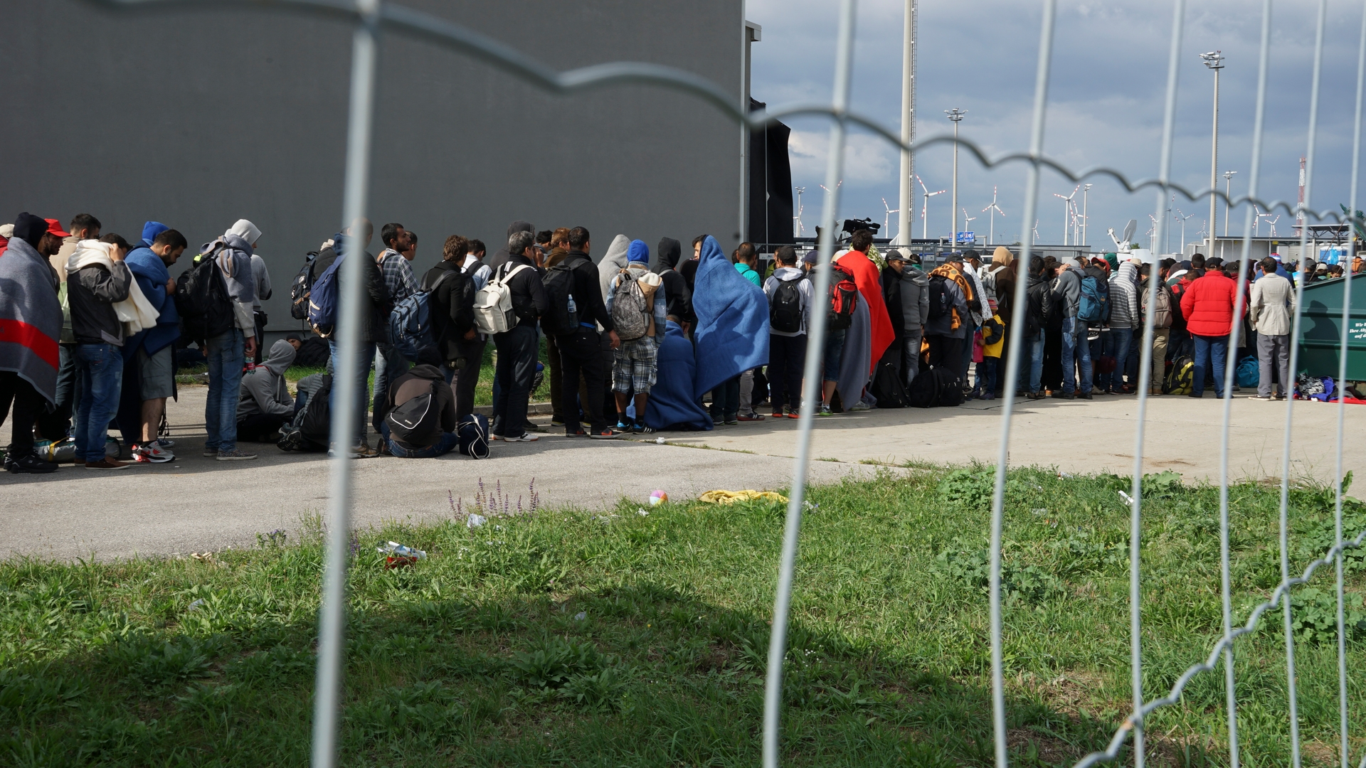 A_line_of_Syrian_refugees_crossing_the_border_of_Hungary_and_Austria_on_their_way_to_Germany._Hungary,_Central_Europe,_6_September_2015