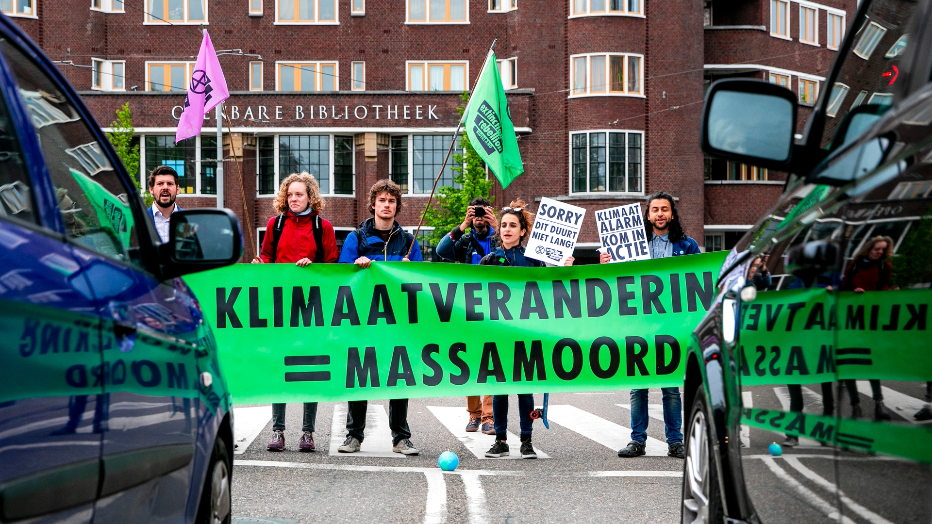 Klimaatactivisten ontregelen verkeer Amsterdam