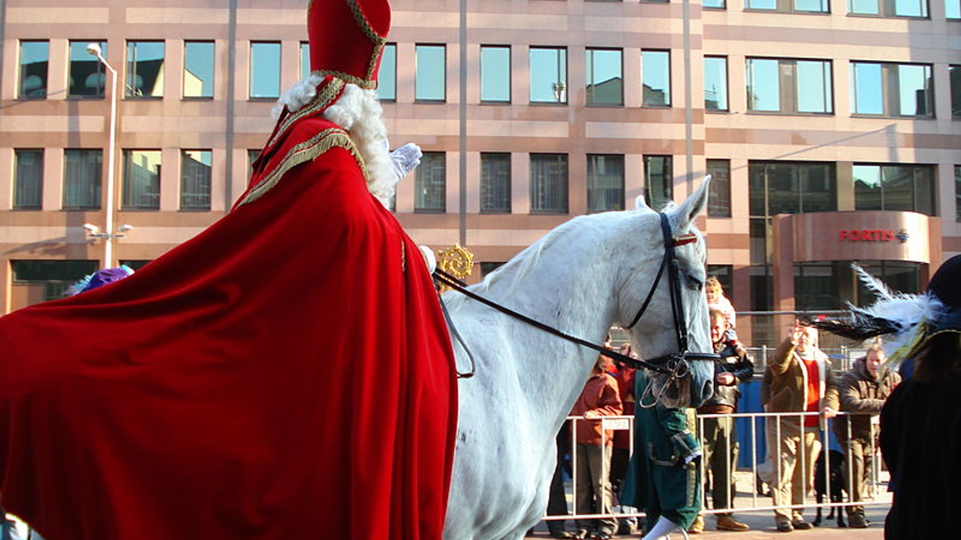800px-Sinterklaas_op_paard