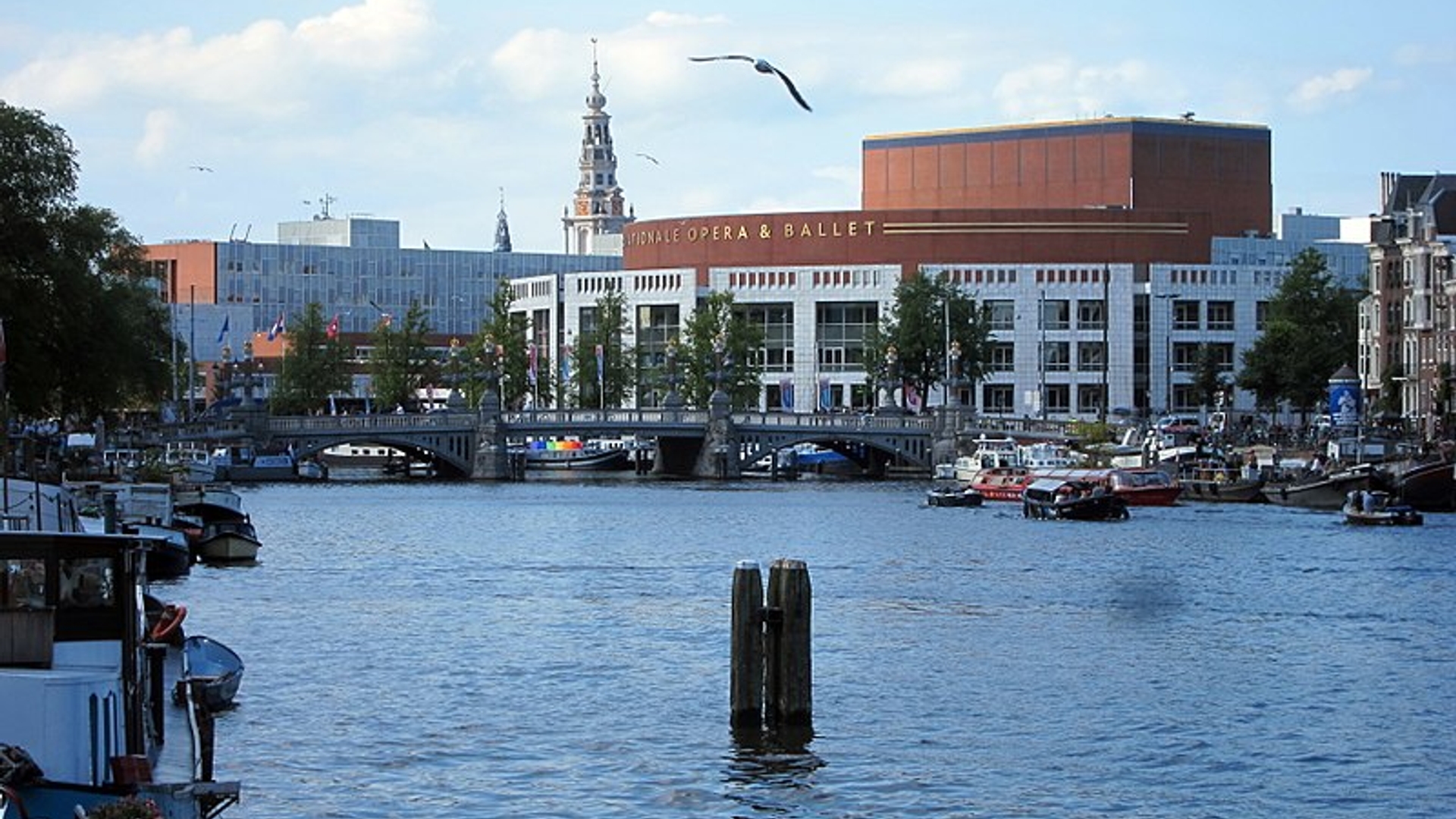 800px-Amsterdam_townhall_and_culture_building__Stopera_,_famous_because_of_the_expanded_building_costs_at_Amsterdam_-_panoramio