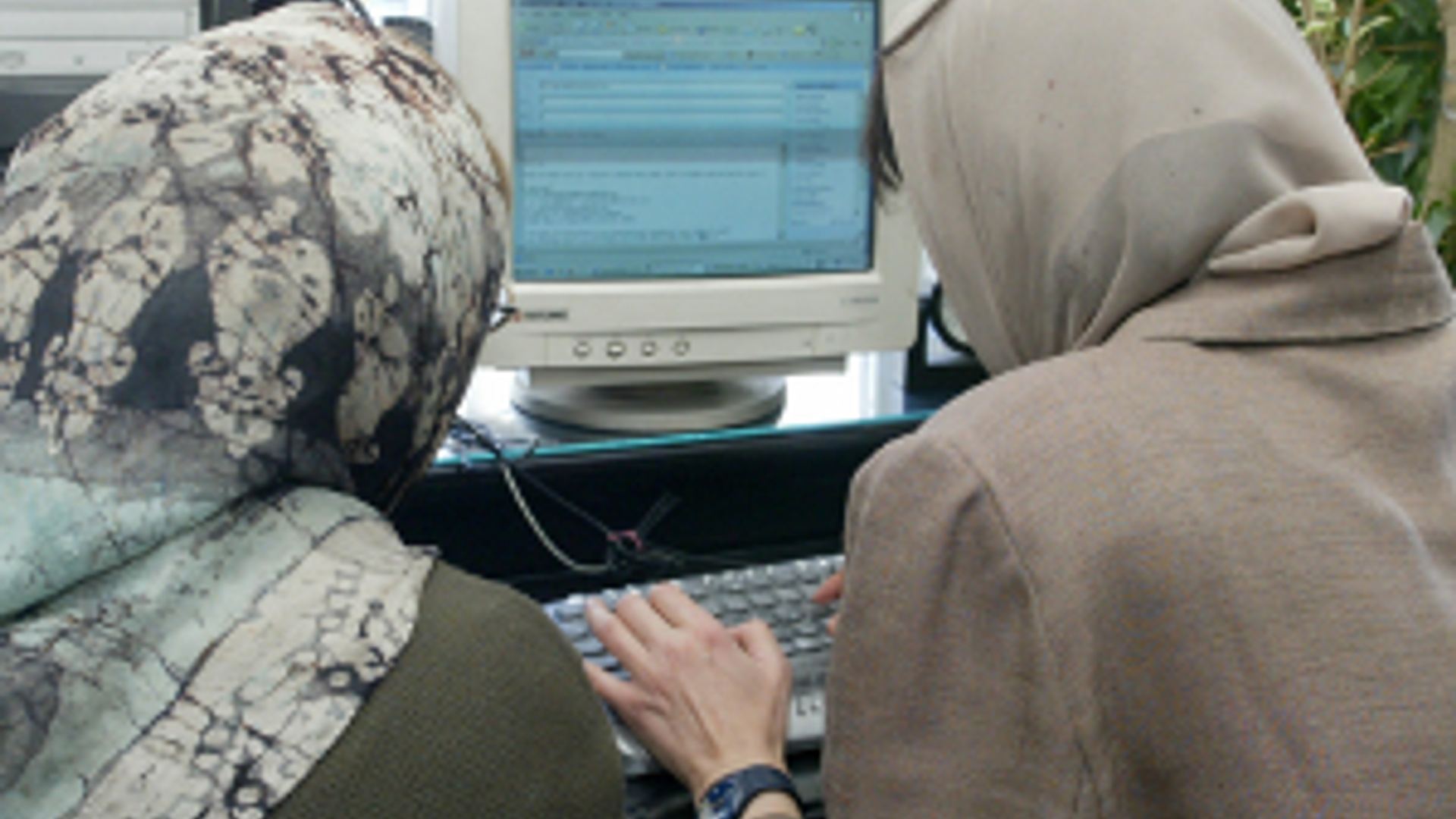 ANP-iraanse_vrouwen_computer_300.jpg