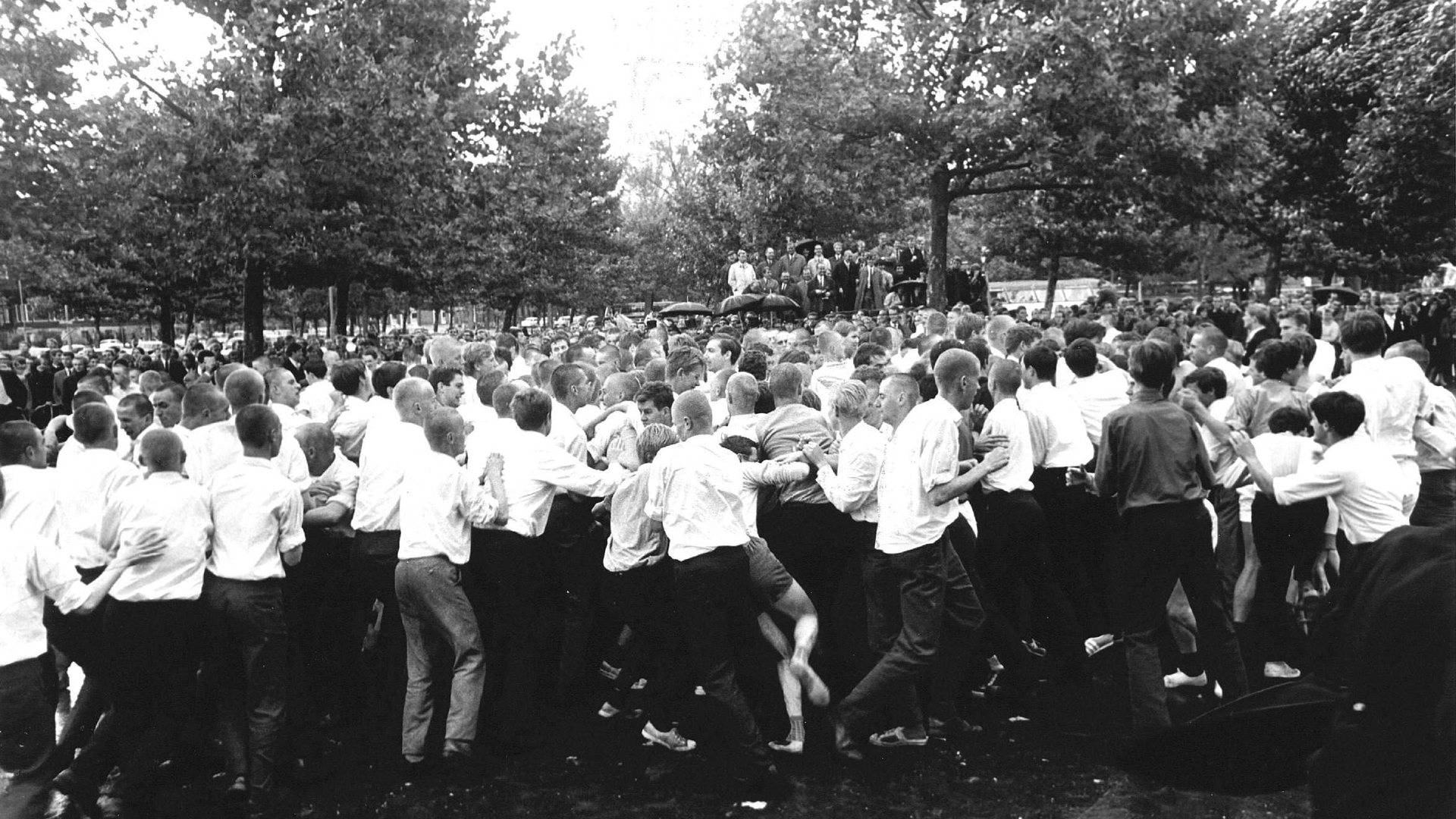 1966-09-15 12:00:00 Ontgroening studenten op het Museumplein in Amsterdam.