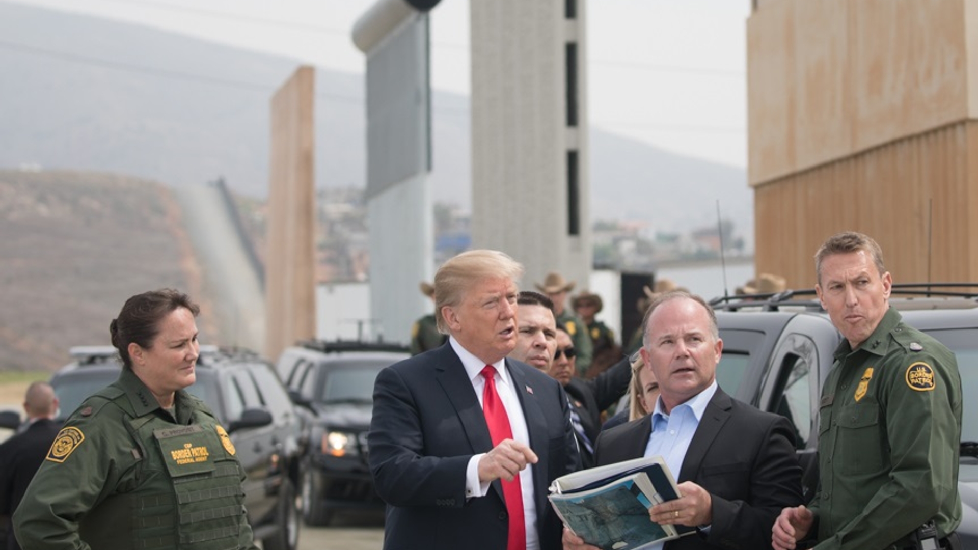 Donald_Trump_visits_San_Diego_border_wall_prototypes
