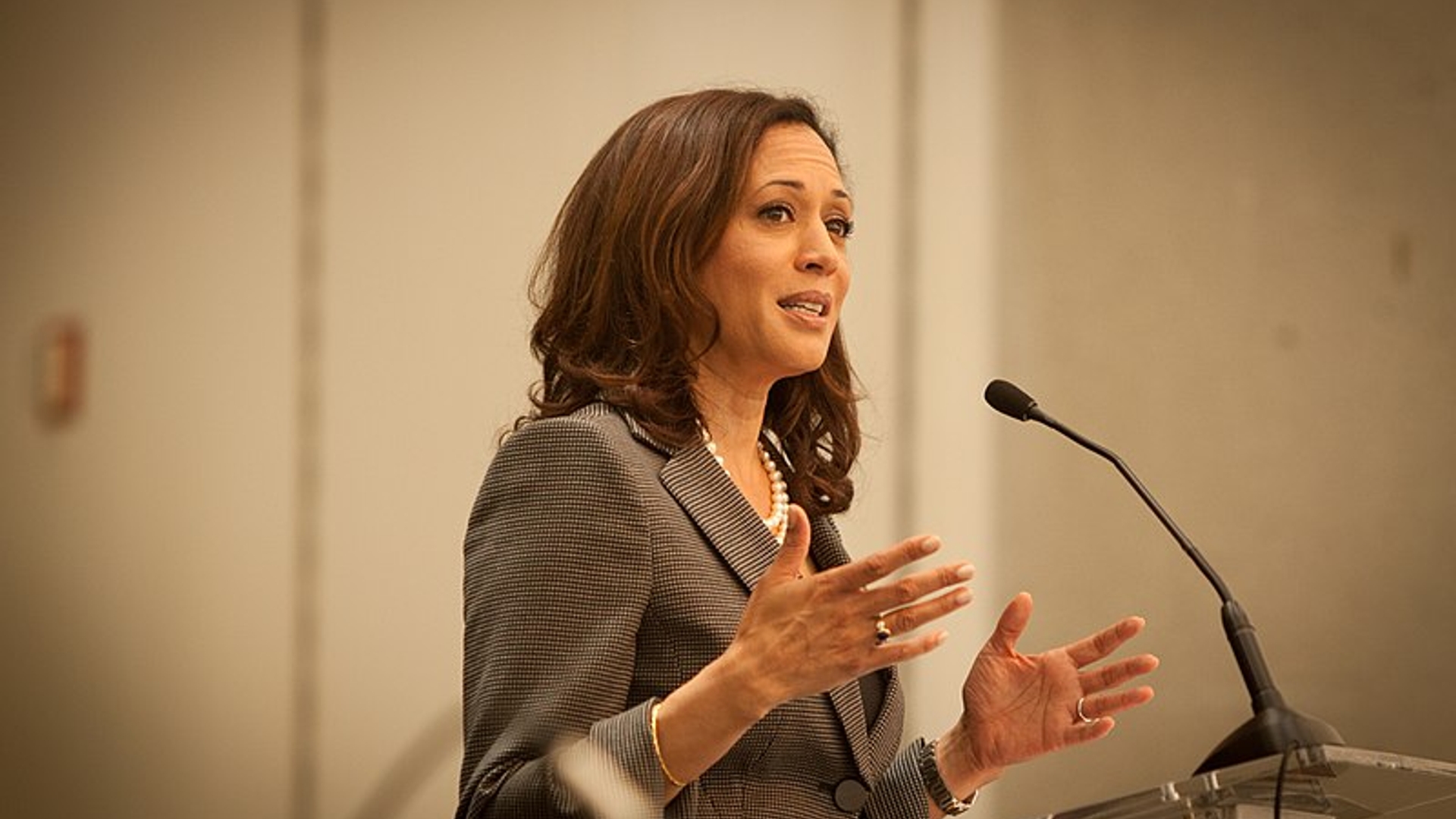 800px-Kamala_Harris_Delivers_Remarks_on_50th_Anniversary_of_the_Signing_of_the_Civil_Rights_Act_09