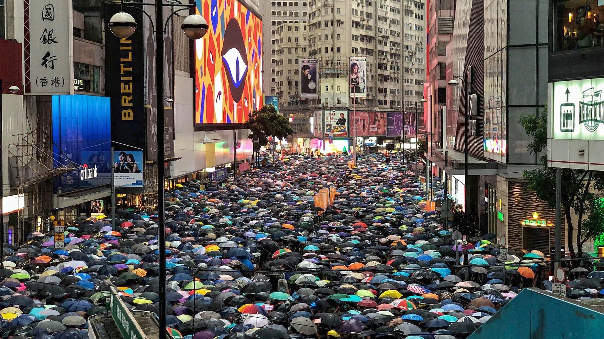 1600px-20190818_Hong_Kong_anti-extradition_bill_protest_(48582859941)