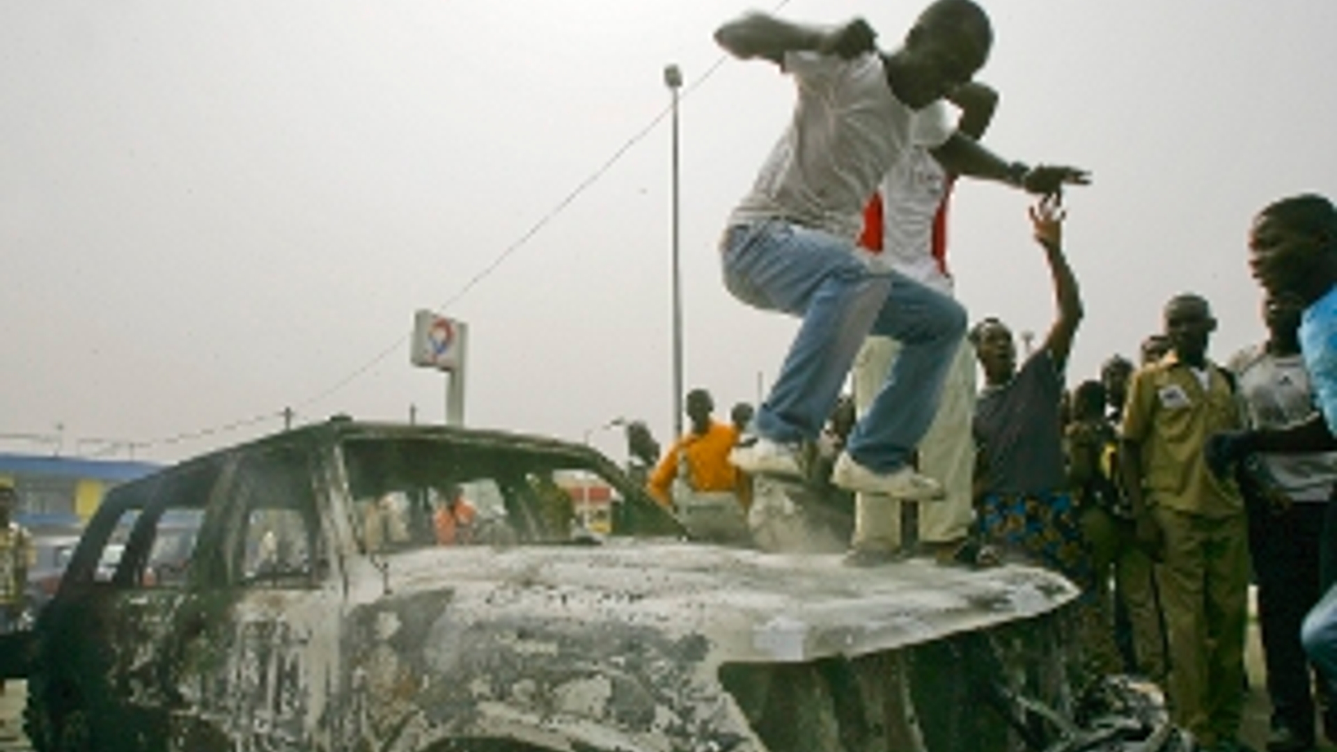 ANP-Ivoorkust_aanval_vn_voertuigen300.jpg