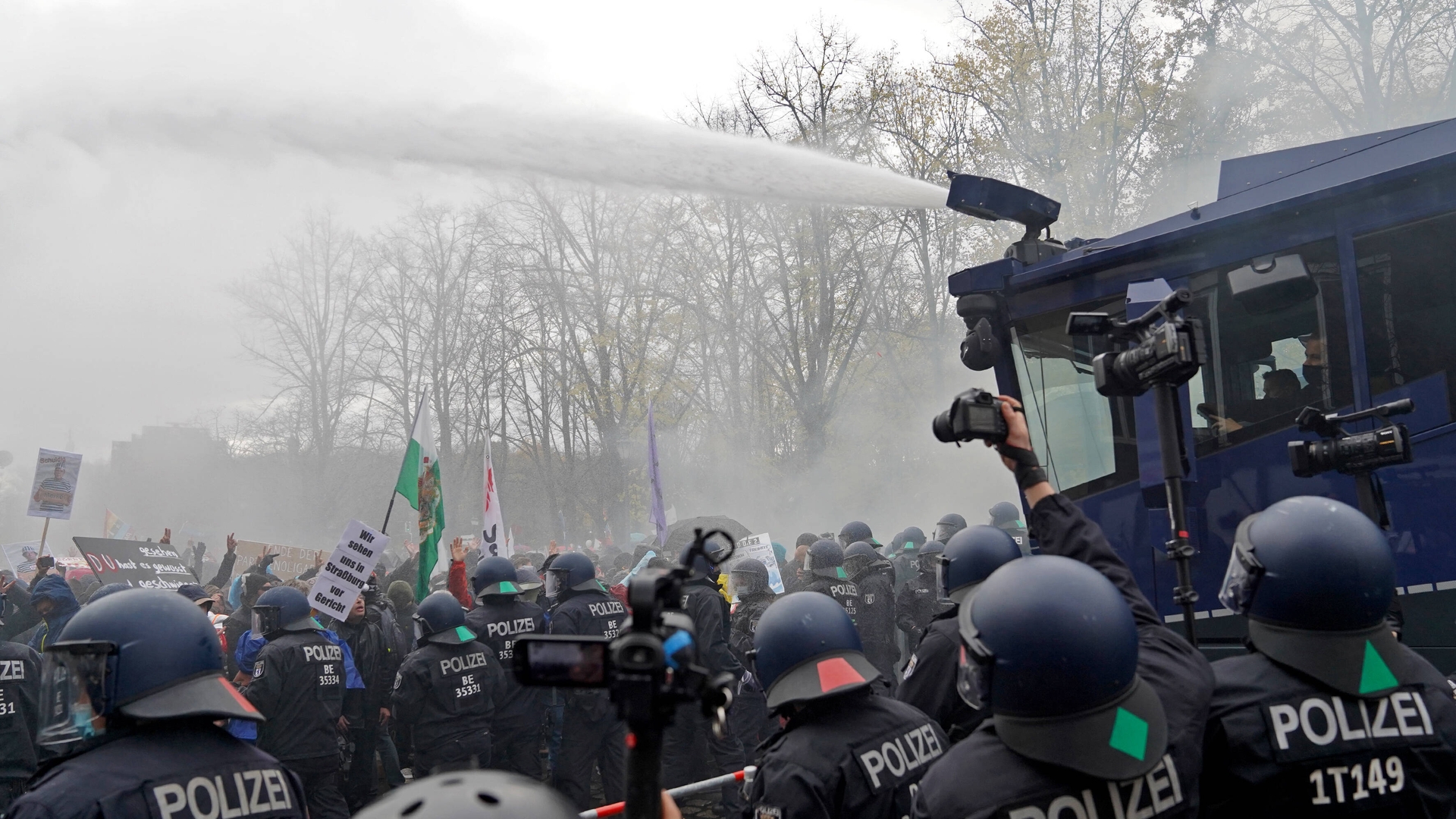 18.11.2020, Berlin, Deutschland, GER - Demonstration von Gegnern der Coraonamaßnahmen der Bundesregierung in Berlin Mit