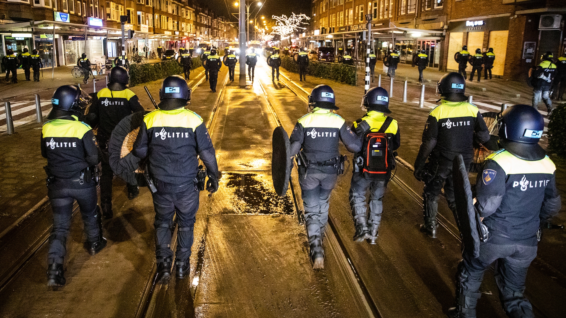 Police arrest 17 people in Rotterdam for gathering