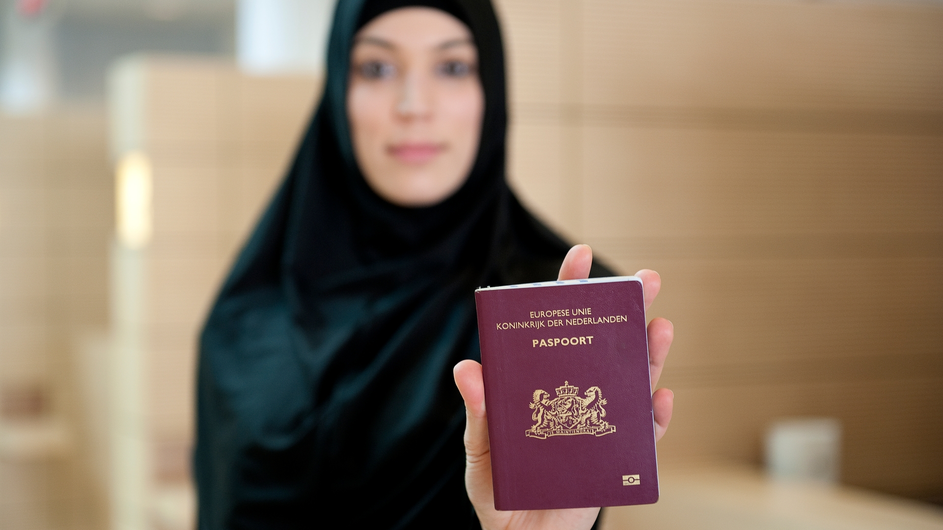 XTRA - Moslima met Nederlands paspoort
