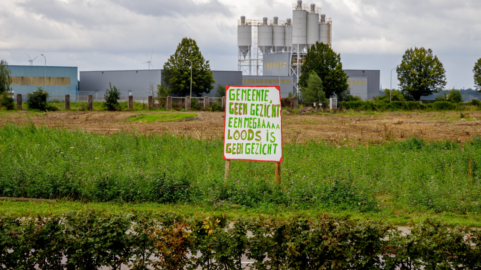 Protestmars tegen bouw megaloods in Maastricht