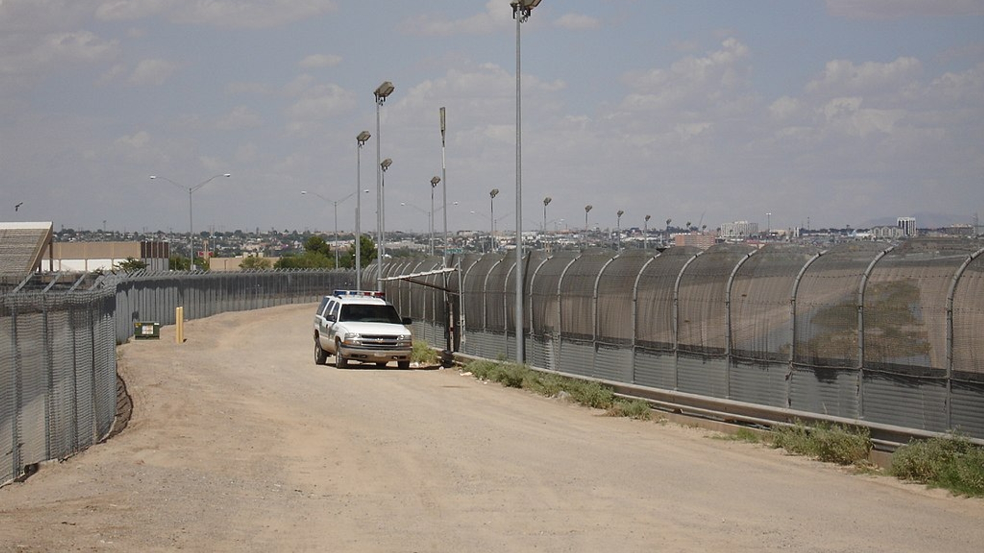 1024px-US-Mexico_border_fence