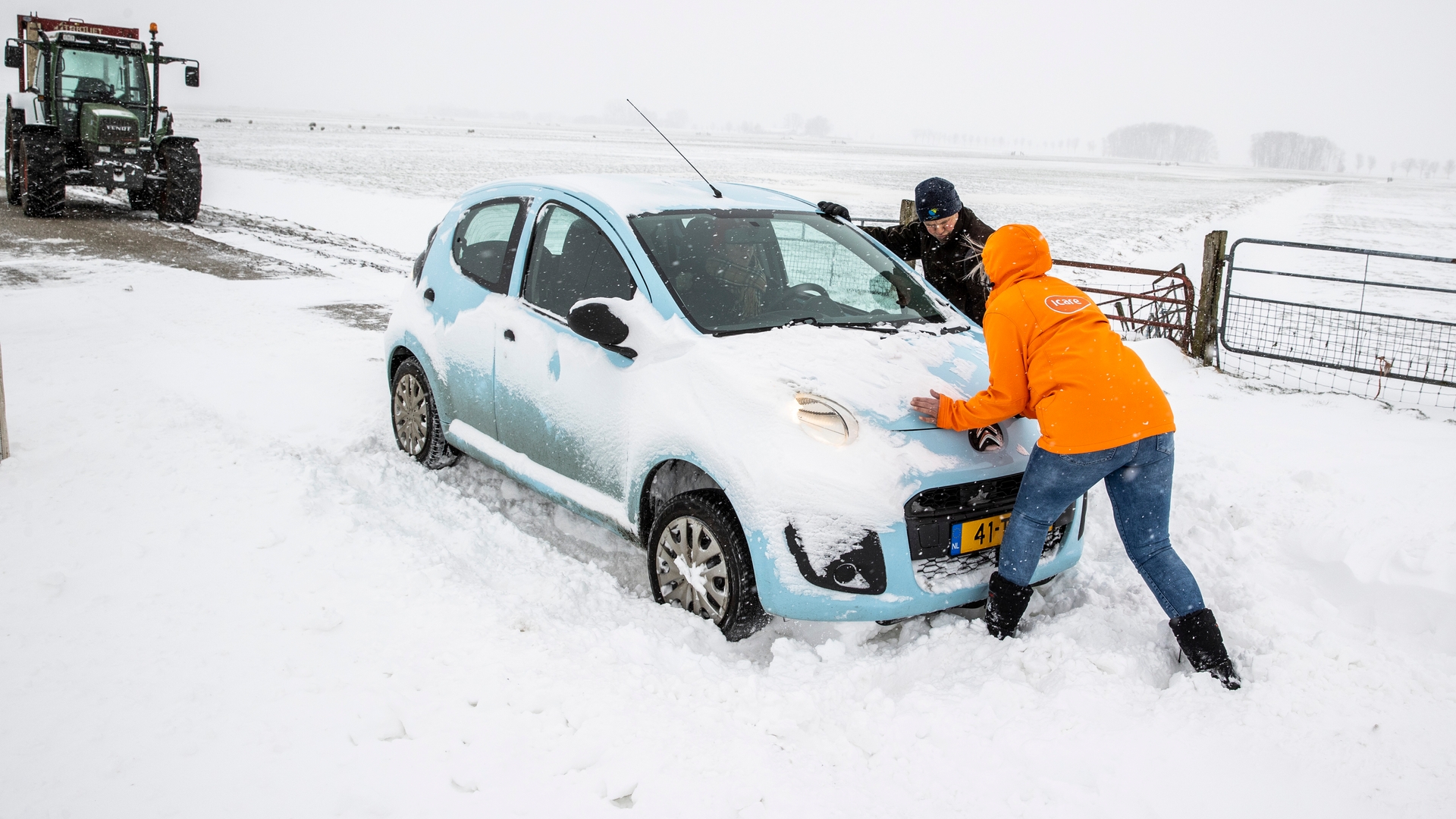 Auto vast in sneeuwduin, boer schiet te hulp