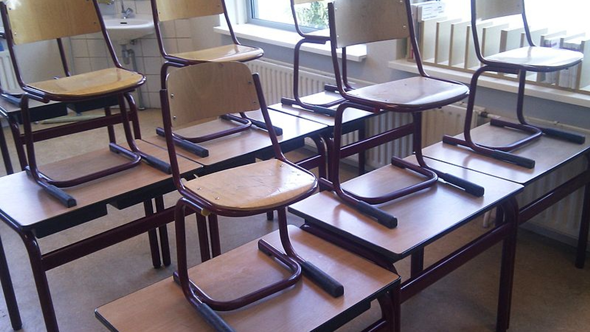 800px-Empty_classroom