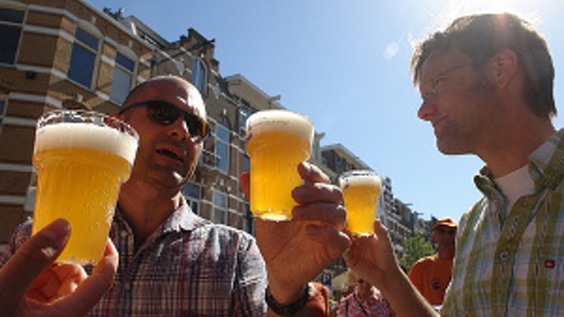 staand-bier-drinken-amsterdam-300px.jpg