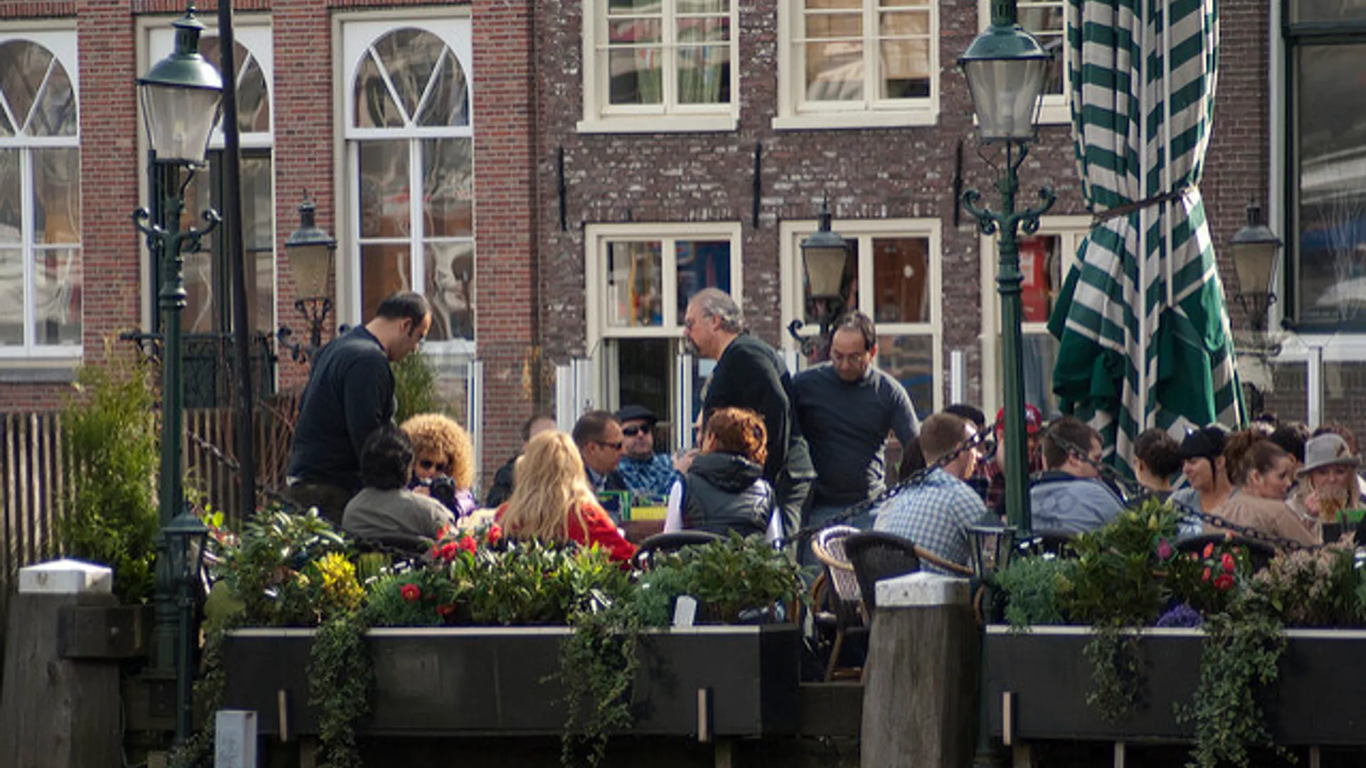 Terrasje aan de Oudebrugsteeg in Amsterdam.