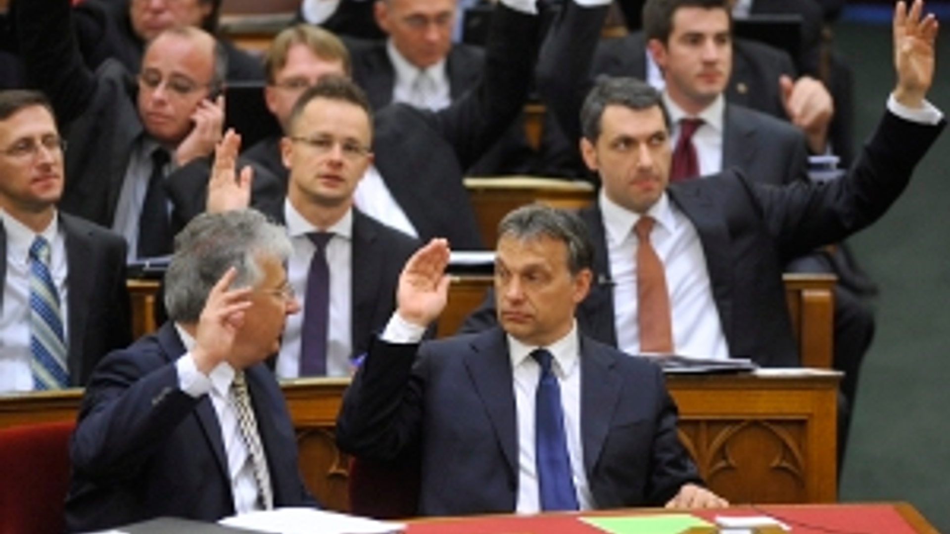 ANP-Hongarije_premier_vicepremier_parlement300.jpg
