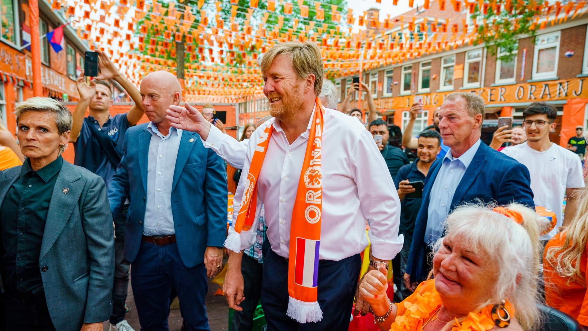 Koning bezoekt Mooiste Oranjestraat van Nederland