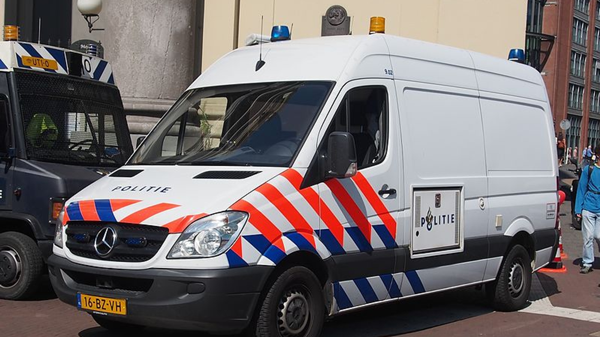 Mercedes_politie_bus_bij_de_Moses_en_Aaronkerk