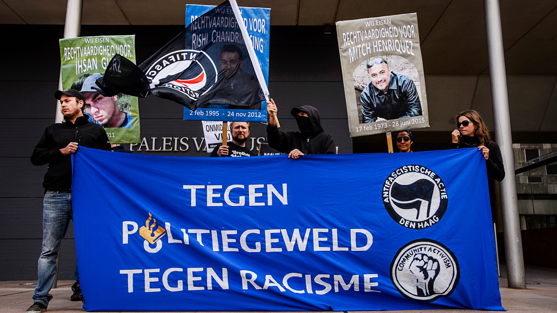 Beweging tegen politiegeweld demonstreert bij Haagse rechtbank