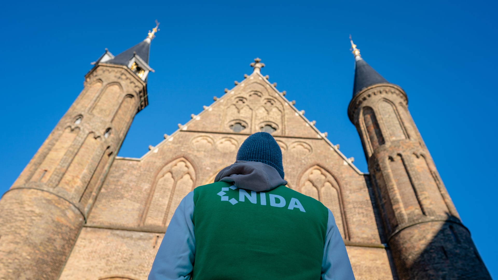 NIDA plakt petitie op deur Ridderzaal