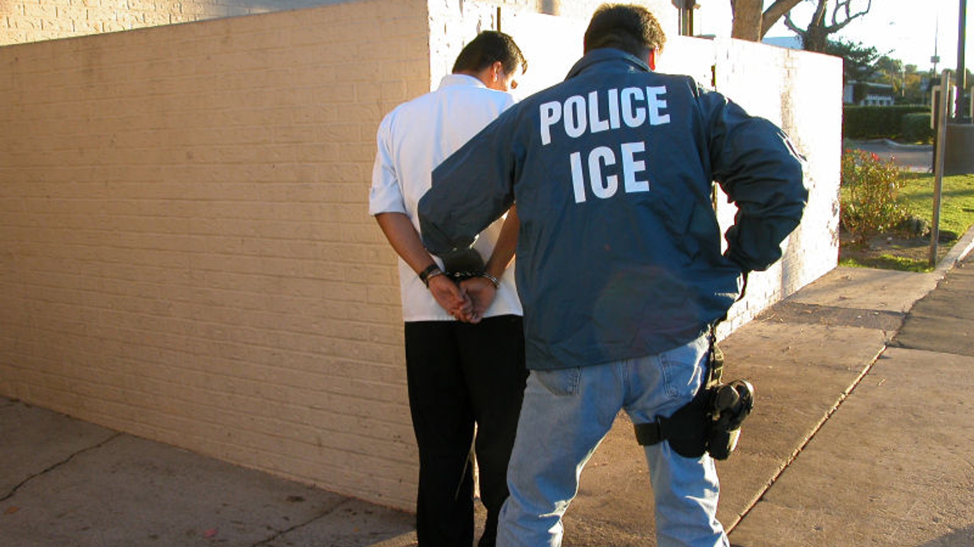 800px-US_Immigration_and_Customs_Enforcement_arrest