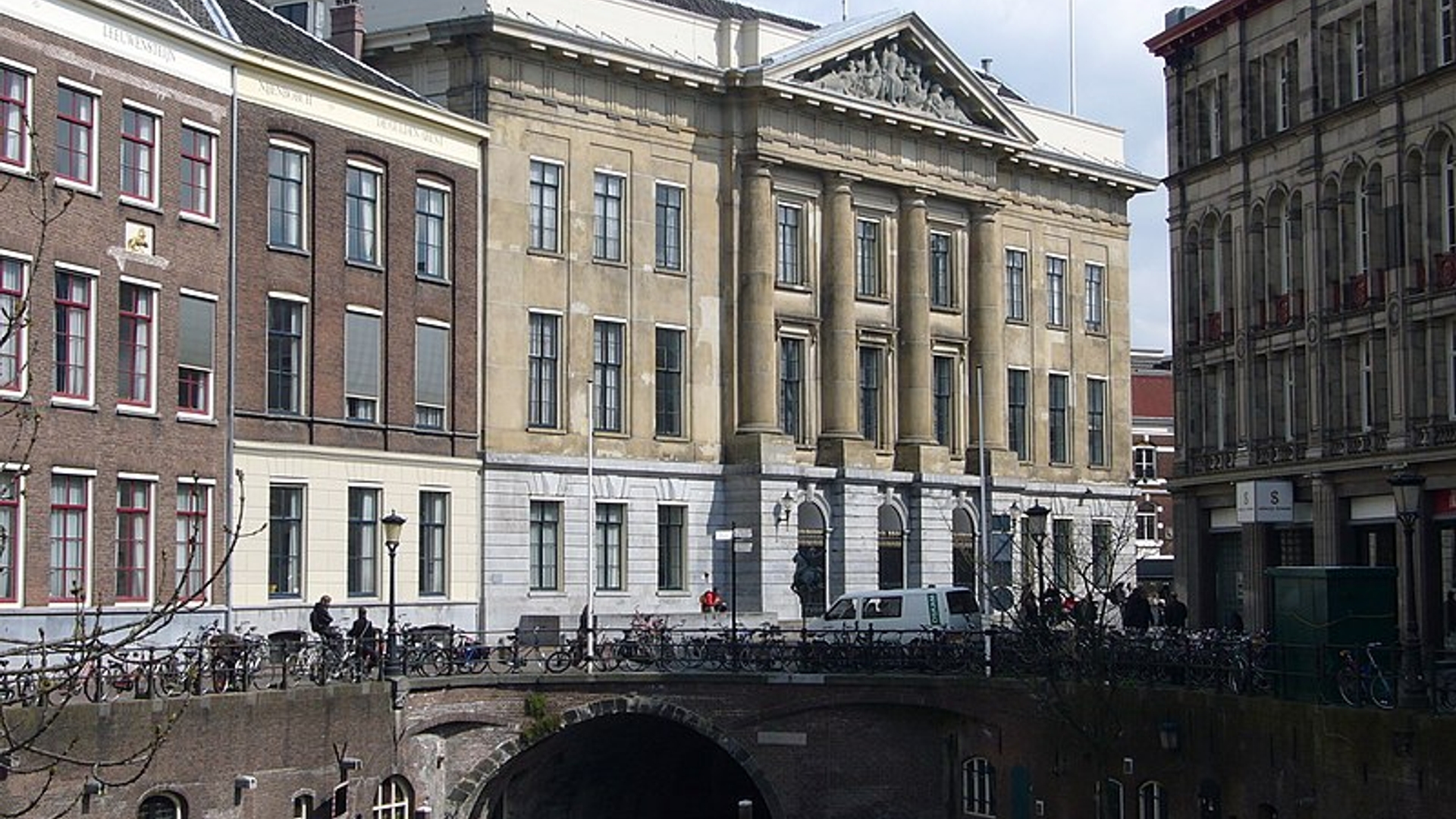 800px-Stadhuis_Utrecht