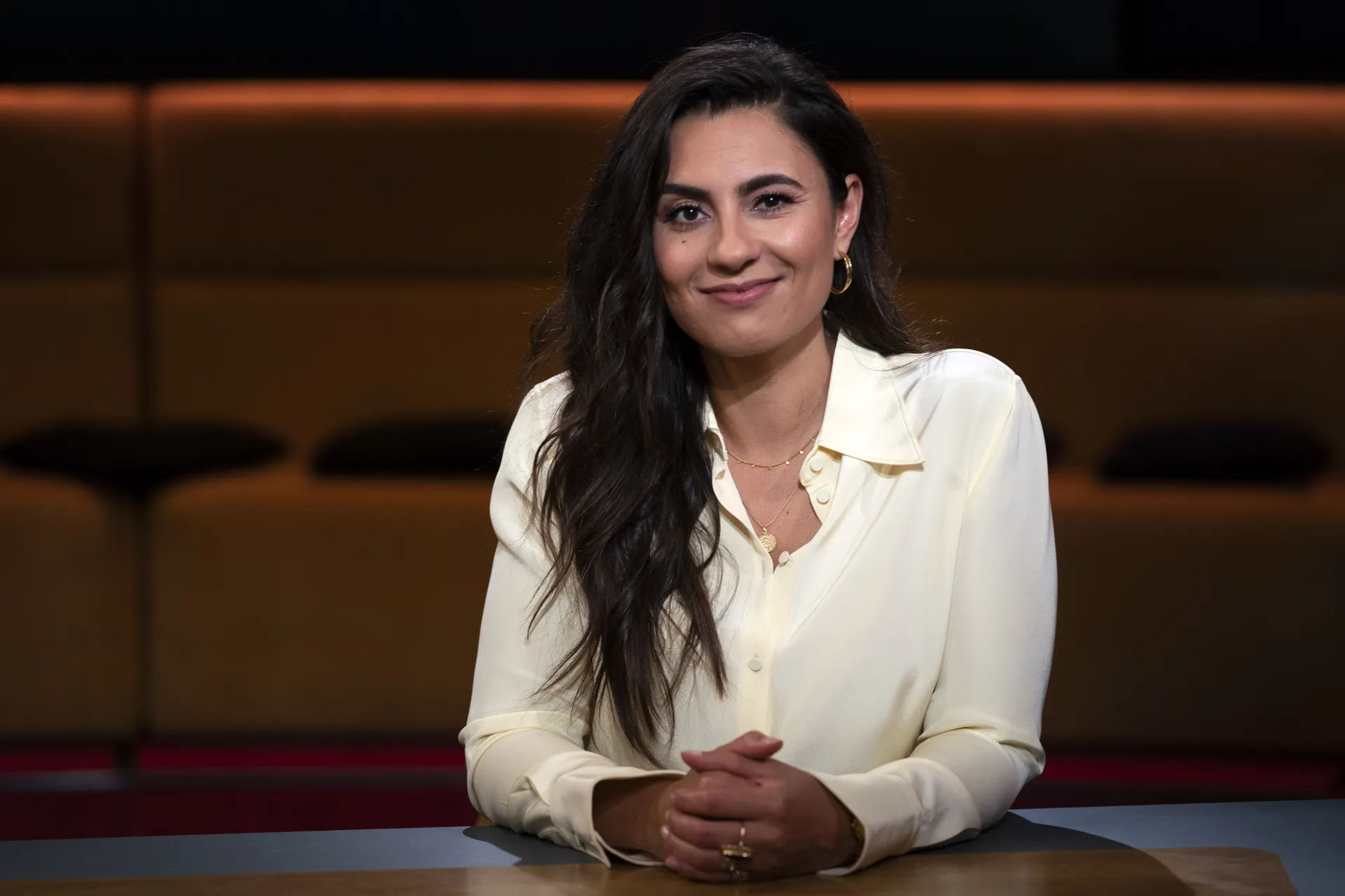 Afbeelding van Nadia Moussaid in tranen tijdens gesprek over racisme PVV en nazistische omvolkingstheorie