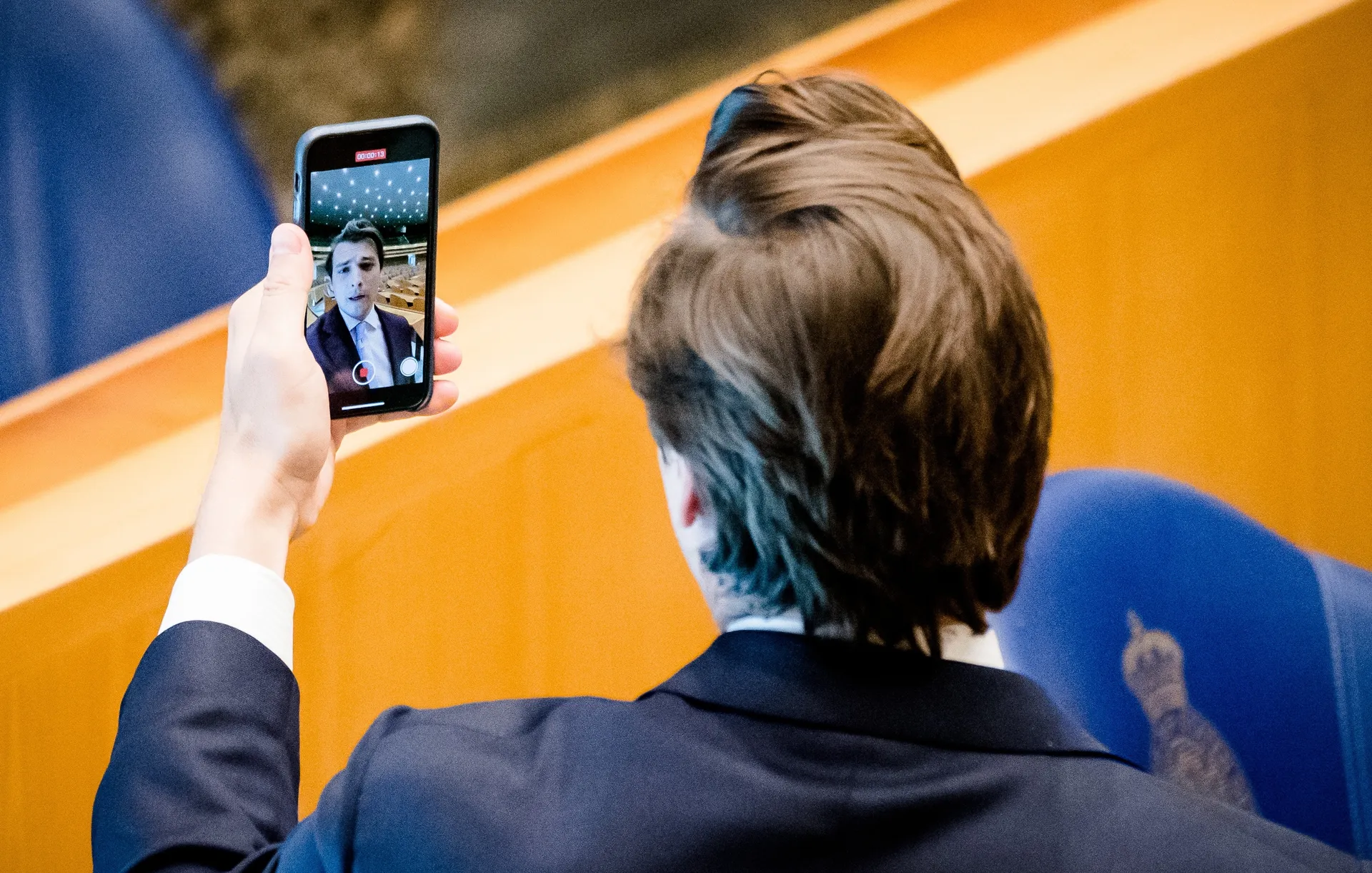 Afbeelding van ‘Kamerleden moeten van hun mobieltjes af; debatten niet meer live uitzenden’