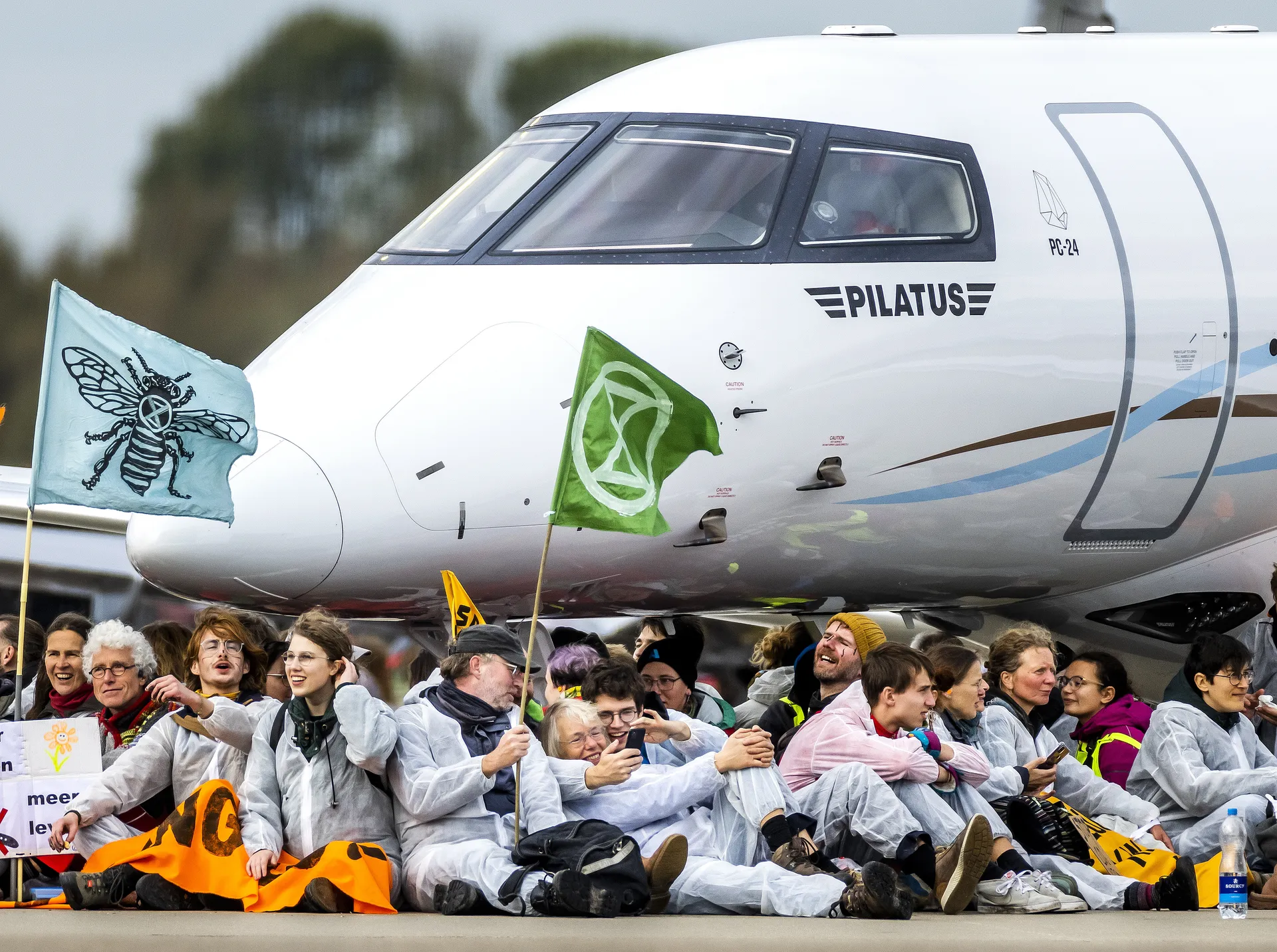 Afbeelding van Schiphol-Oost bezettende klimaatactivisten zijn vrijgelaten