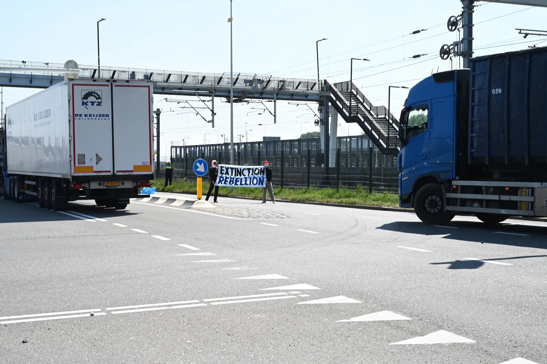 Klimaatactivist meegesleurd op motorkap bij wegblokkade Shell Pernis