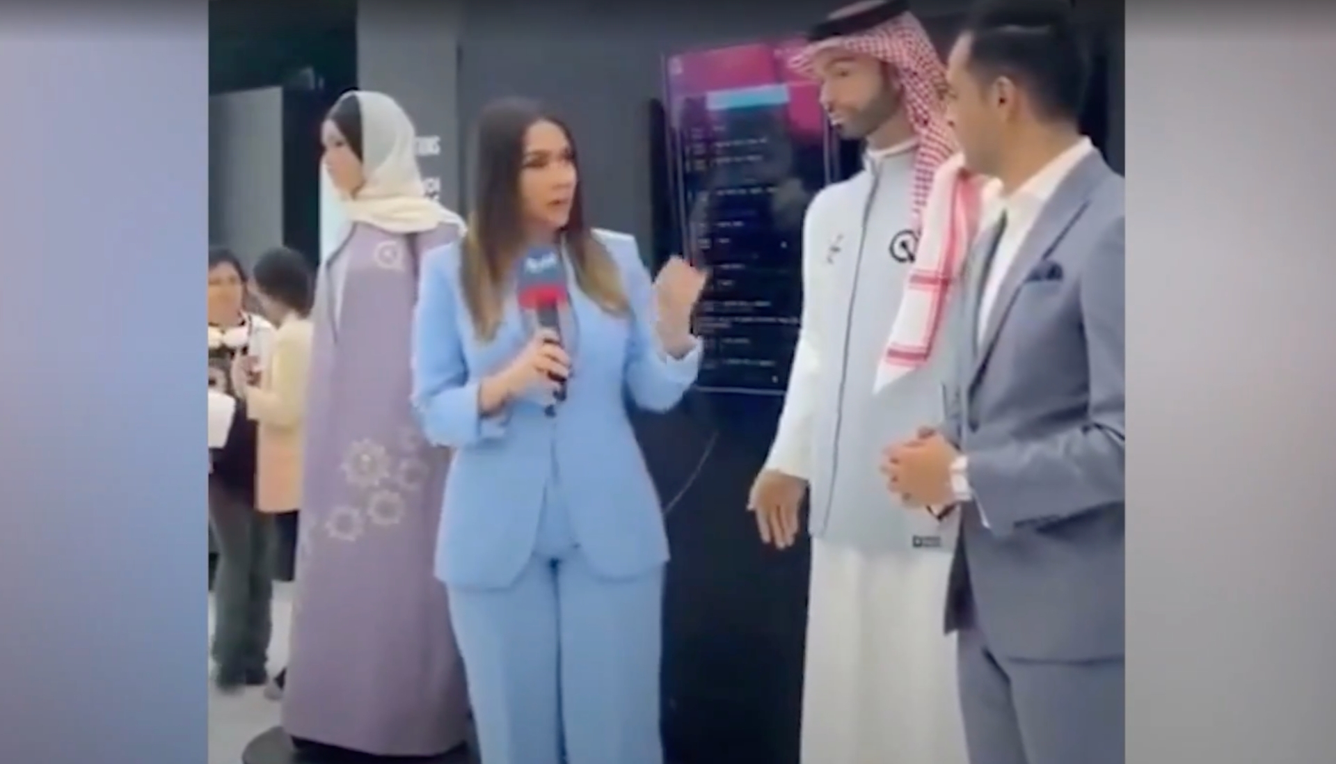 Afbeelding van Saoedi-Arabië onthult levensechte mannelijke robot, vergrijpt zich direct aan vrouw