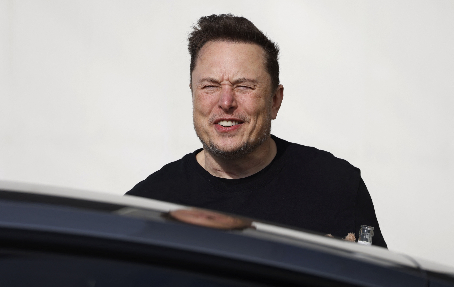 Afbeelding van Tesla lijdt onder Musks steun voor Trump, Democraten willen auto’s niet meer kopen