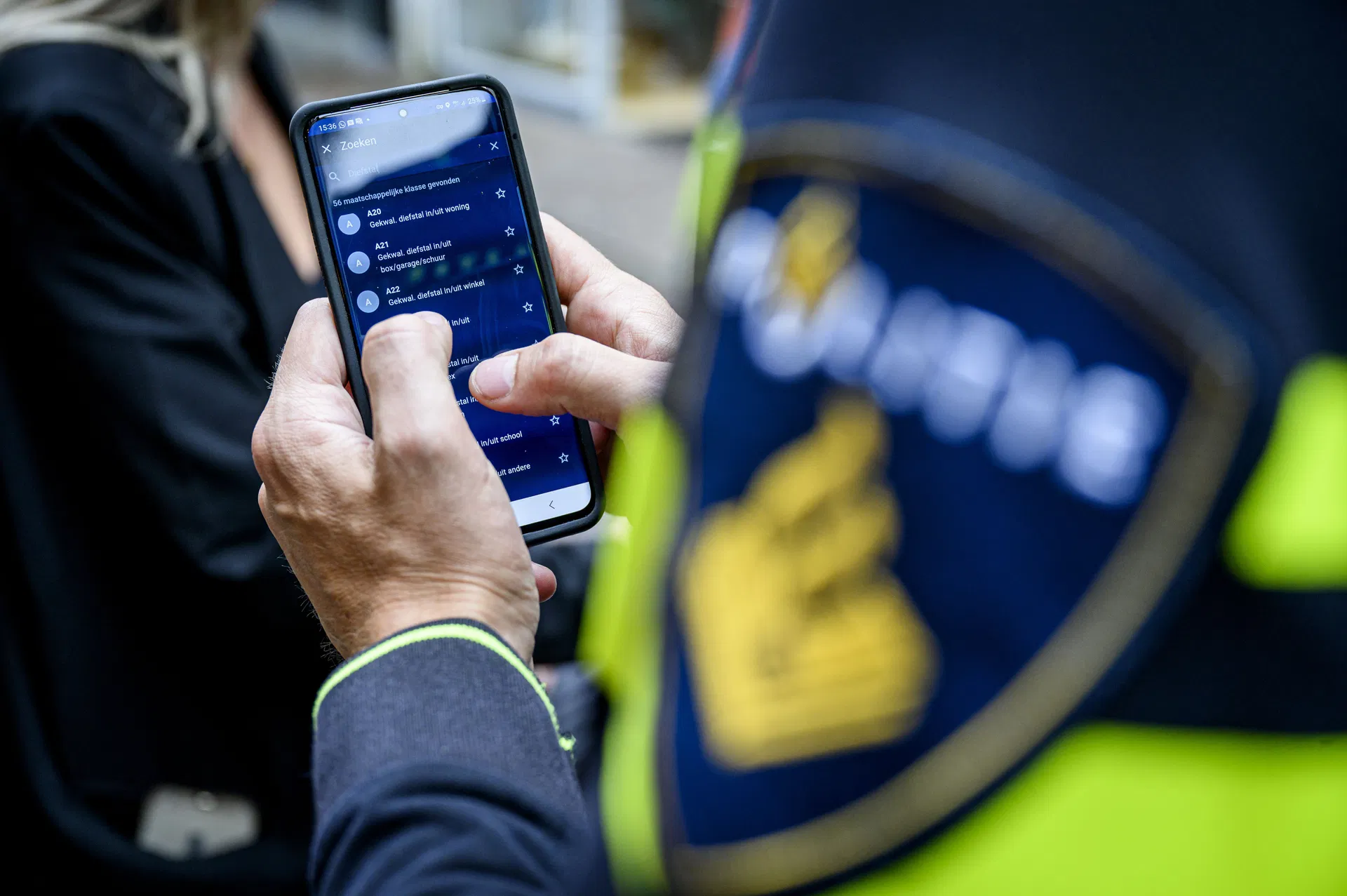 Politieman En Actieve Pvv Er Ontslagen Na Stortvloed Van Racisme En