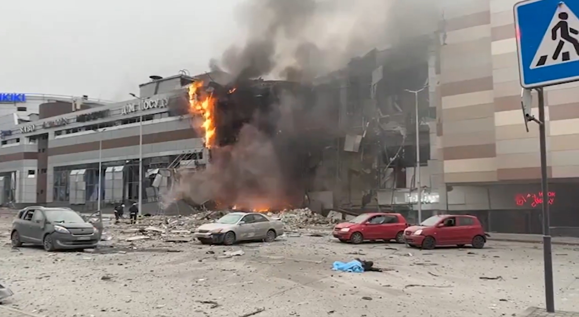 Afbeelding van Russisch invasieleger bombardeert Oekraïense scholen en kraamkliniek bij grootste aanval in maanden