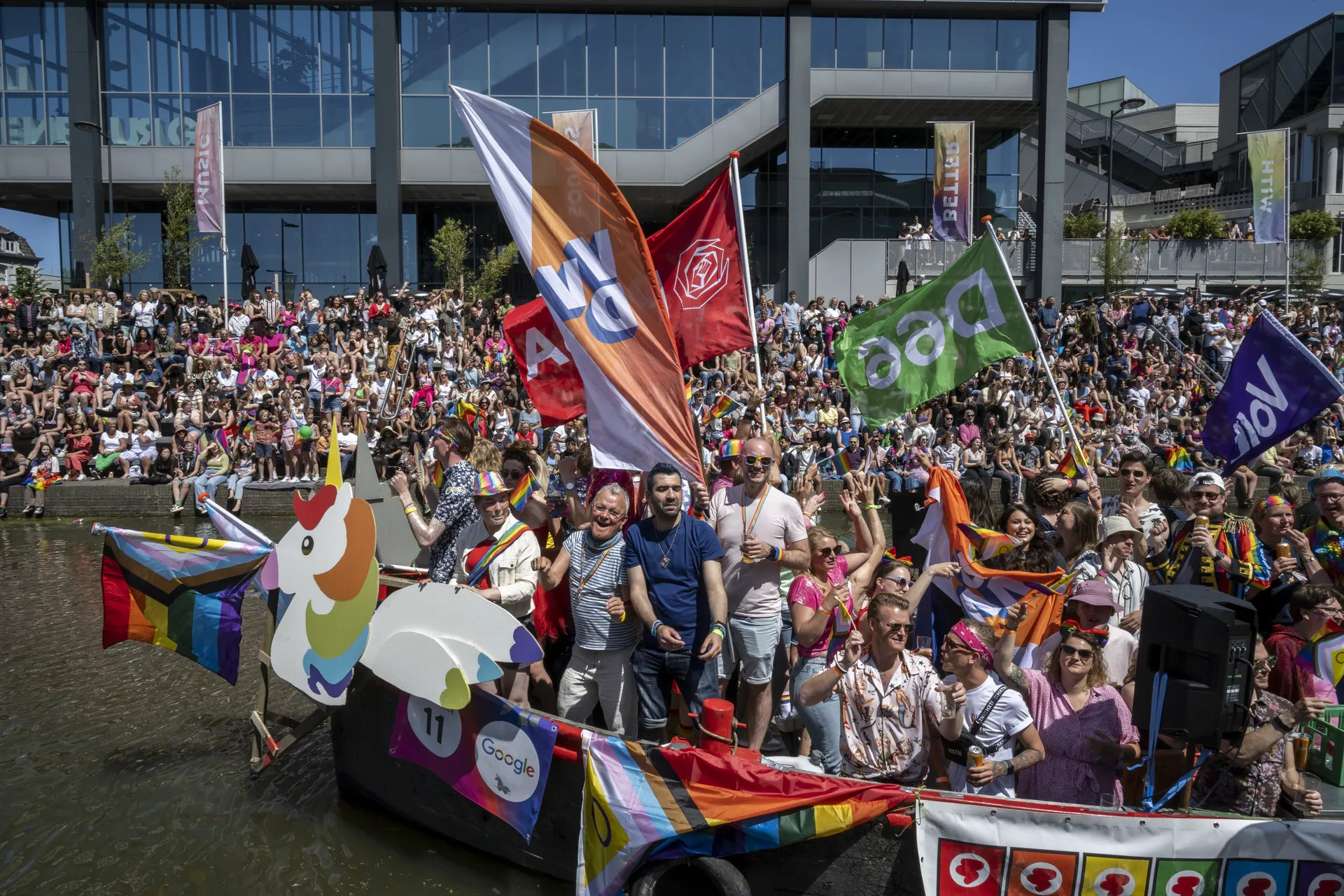 Afbeelding van Politieke partijen: trap de VVD van die Pride-boot af